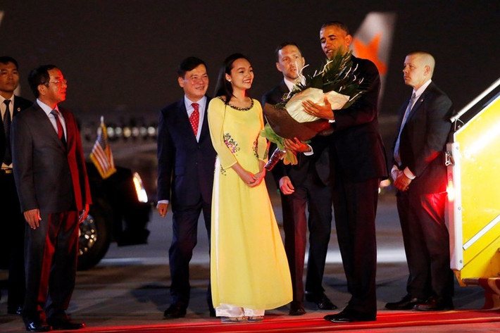Vinh dự được lựa chọn tặng hoa Tổng thống Obama khi ông thăm Việt Nam vào tháng 5/2016, Trần Mỹ Linh (22 tuổi) là cô gái có cơ hội mà nhiều người trẻ ước ao. Khoảnh khắc Mỹ Linh tặng hoa cho tổng thống Mỹ ngay khi ông bước xuống từ Air Force One nhận được nhiều sự quan tâm. Ảnh: Reuters.