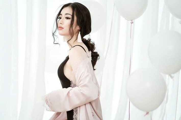 Khánh Linh (21 tuổi), đang là sinh viên năm thứ ba, Học viện Ngoại giao Việt Nam. Thiếu nữ sở hữu gương mặt xinh đẹp, thân hình quyến rũ, từng đăng quang Hoa khôi Học viện Ngoại giao năm 2016. Cô bạn có khả năng nói tiếng Anh lưu loát. Ngoài ra, Khánh Linh còn là chủ một cửa hàng nhỏ ở Hà Nội. Ảnh: FBNV.