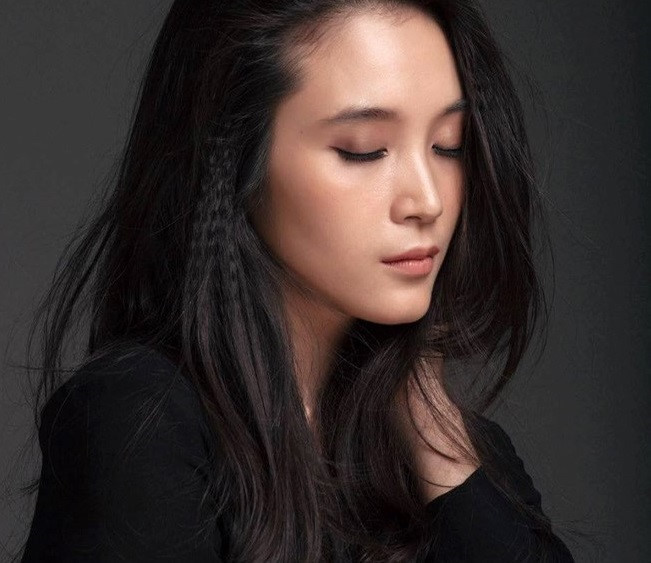 Ái My sinh năm 1988, làm việc tại Sở Ngoại vụ TP.HCM. Cô tốt nghiệp ngành Quan hệ quốc tế, Đại học Khoa học Xã hội và Nhân văn (Đại học Quốc gia TP.HCM). Xuất hiện với khuôn mặt rạng rỡ, cô gái 28 tuổi gây ấn tượng tốt với ông chủ Nhà Trắng. Ảnh: FBNV.