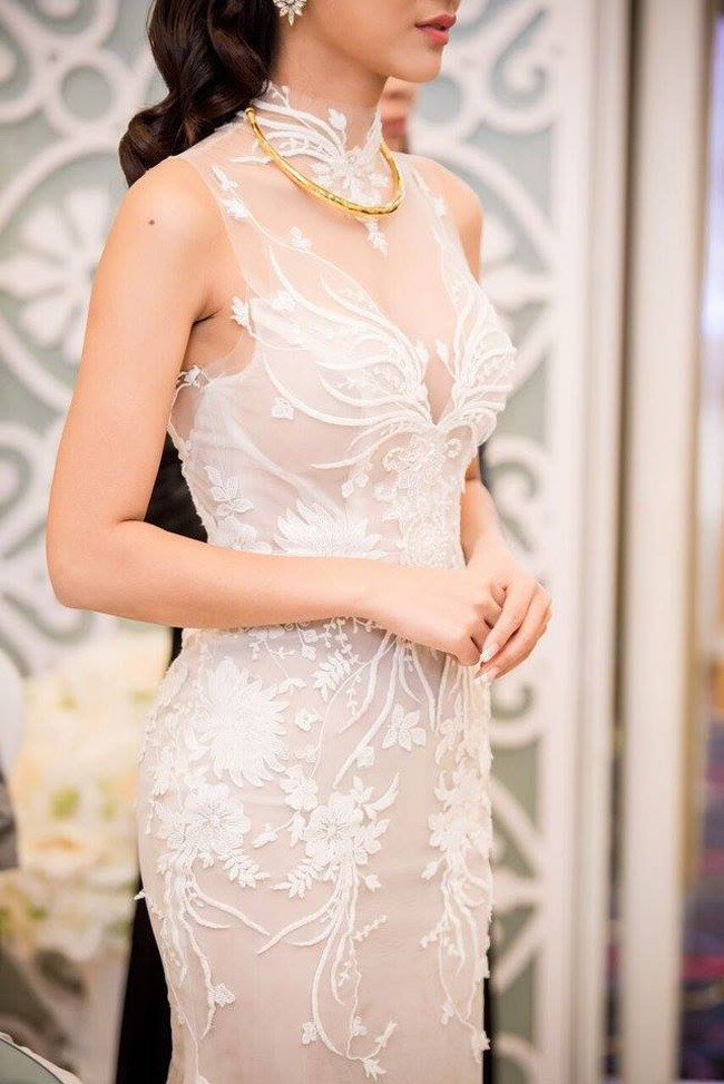 Khoe đường cong quyến rũ với chiếc váy đuôi cá, được thiết kế đặc biệt.