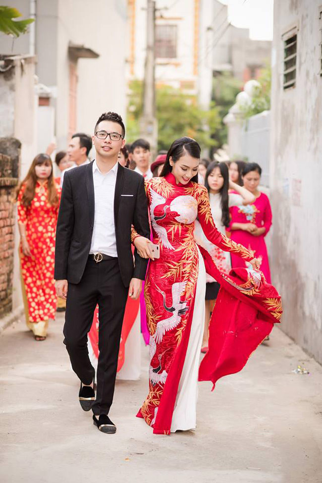 Lễ cưới của "hot girl Tuyệt tình cốc" không thiếu những khoảnh khắc tươi trẻ thế này.
