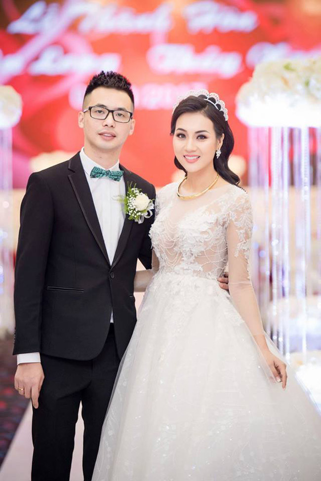 Vẻ mặt hiện rõ niềm hạnh phúc khi sánh bước bên chú rể điển trai.