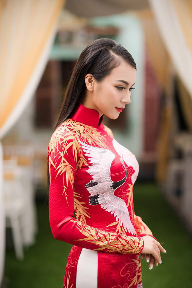 Nga Tây gợi cảm trong tà áo dài bó sát.