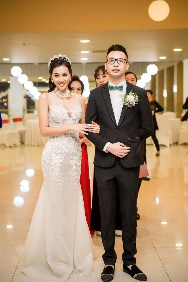 Nga Tây sang trọng và quý phái bên chồng điển trai.