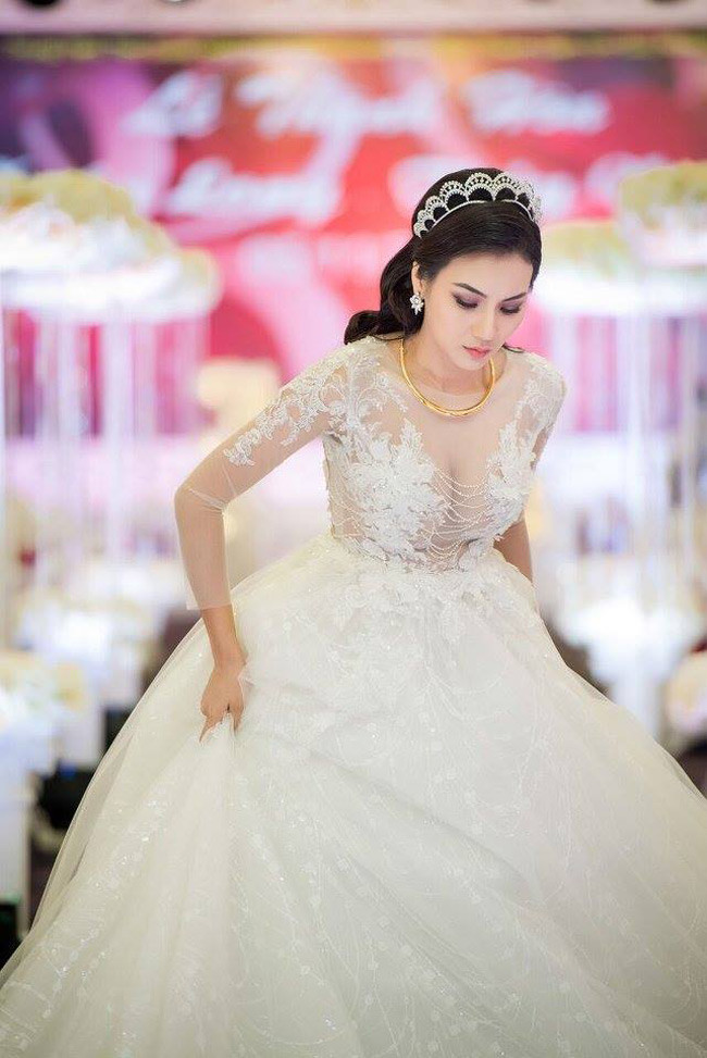 Trong ngày cưới, nàng mẫu ảnh nổi tiếng đất Hà thành gợi cảm hết nấc với váy cưới xuyên thấu.