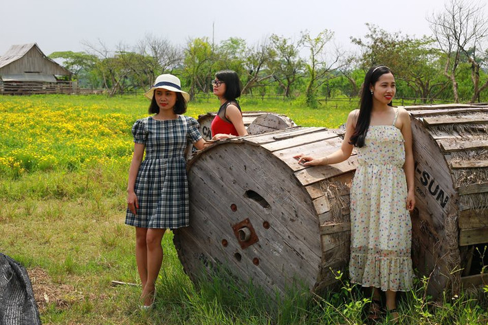 Người ta còn dựng lên khá nhiều những ngoại cảnh đẹp mắt tha hồ cho bạn thỏa sức chụp ảnh và tạo dáng. Ảnh: Tùng Diệp.