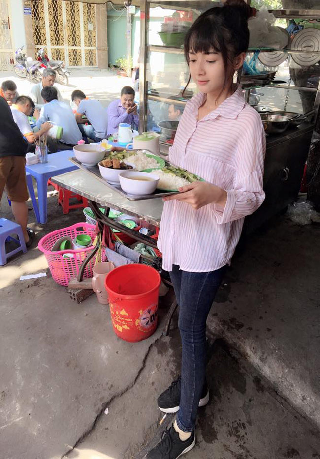 "Mình thử kinh doanh riêng, rồi xin làm việc tại công ty theo ngành đã học. Đôi lúc có nhận lời quay phim và chụp ảnh để thỏa mãn sở thích của riêng mình", Lan Hương chia sẻ.