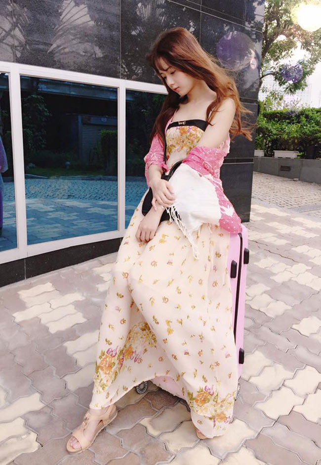 Cô nàng hỗ trợ gia đình làm công việc kinh doanh. "Hot girl ảnh thẻ" tâm sự, giờ đây cuộc sống của cô đã ổn định hơn, không còn hoang mang và vô định như khi mới được biết đến.