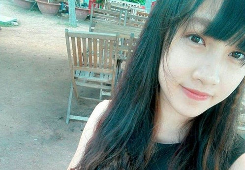 Phan Nguyễn Hoài Ngân được ví là “bản sao của Nhã Phương” bởi những bức hình so sánh mắt của 9X với nữ diễn viên được chia sẻ rộng rãi trên mạng. Được nhiều người quan tâm, chú ý, cảm giác đầu tiên của Hoài Ngân là thích thú nhưng sau đó, cô lại vướng phải khá nhiều rắc rối khi một số dân mạng cho rằng Hoài Ngân chỉ "ăn may", giống Nhã Phương ở một vài điểm không đáng kể để rồi quay sang chê bai, đào mộ “mặt mộc” của cô nữ sinh.