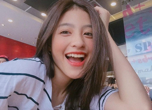 Dương Minh Ngọc (sinh năm 1996) là cô nàng khiến nhiều người lầm tưởng là hot girl “đấm bốc” Khả Ngân bởi nụ cười tươi và cằm V-line. Tuy nhiên, chính vì sự giống nhau đó mà 9X gặp không ít phiền phức. Cô từng chia sẻ với báo giới: “Lúc đầu, mình cũng cảm thấy bình thường nhưng càng về sau mọi người cứ bàn luận về nó mỗi khi mình đăng ảnh khiến mình hơi khó chịu, cảm giác như mất đi chính mình vậy đó. Mình không muốn và cũng không thích khi bị gọi là bản sao của ai đó".