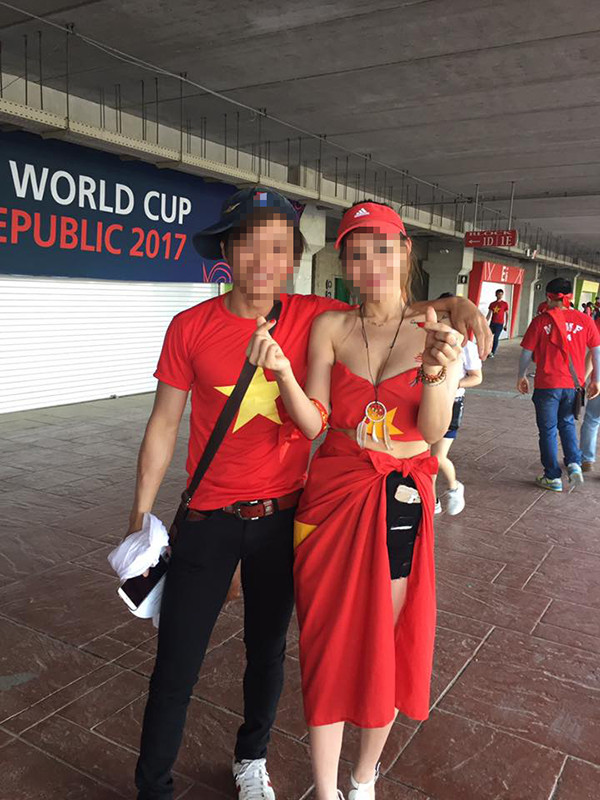 Theo ảnh chụp thì cô gái này trông khá sành điệu, đeo kính mát, đi giày cao gót. Cô gái trông nổi bật với làn da trắng, trong trang phục áo đỏ cúp ngực khá gợi cảm. Tuy nhiên, việc có in hình ngôi sao vàng trên áo, cùng với hành động dùng lá cờ Tổ quốc quấn ngang phần từ hông đến chân trong suốt hiệp 1 đứng cổ vũ cho tuyển Việt Nam càng khiến cô thu hút sự chú ý hơn.