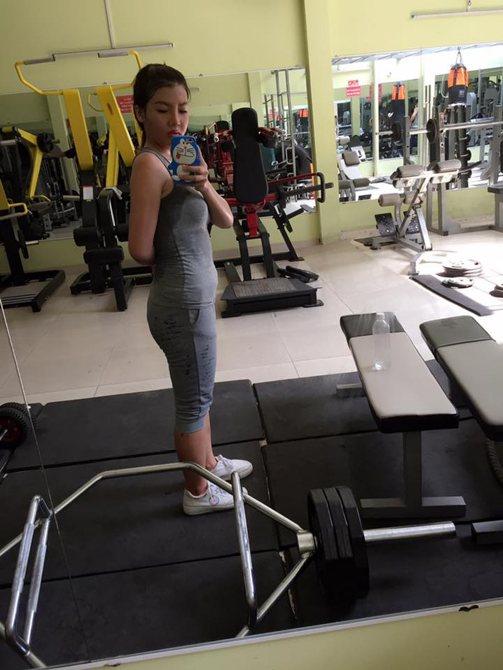 Đi kèm với dòng chú thích này là loạt hình ảnh mẹ đơn thân tập luyện hăng say.