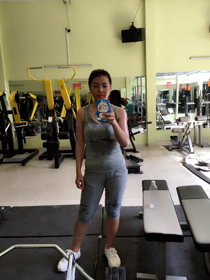 "Thị Nở tái sinh" mình đầy đổ mồ hôi ở phòng tập nhằm có được vóc dáng thon gọn phù hợp với nhan sắc xinh đẹp sau thẩm mỹ.