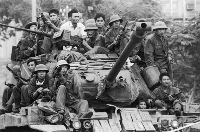 8h ngày 30/4/1975, quân đội nhân dân Việt Nam tiến nhanh vào Sài Gòn. Ảnh: Getty.