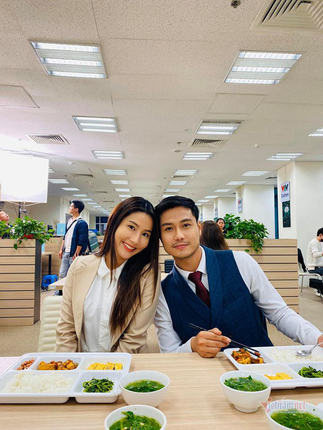 Trên phim Linh luôn lạnh lùng với Sơn nhưng ở hậu trường Diễm My và Thanh Sơn rất thân thiết và vui vẻ.