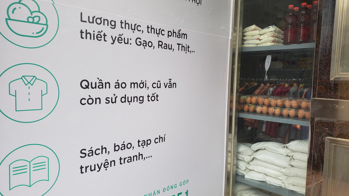 Ghi nhận của PV, đến chiều cùng ngày có khoảng gần 100 người dân biết và tìm đến siêu thị 0 đồng để nhận những món quà đặc biệt mang nhiều ý nghĩa tại đây.