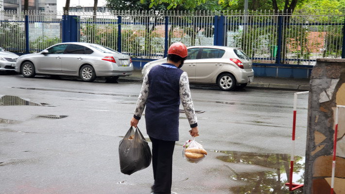 Mọi người ra về từ siêu thị 0 đồng với những món quà đặc biệt cùng với niềm vui.