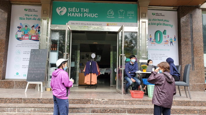 Ngày 13/4, sau gần 10 ngày chuẩn bị, siêu thị 0 đồng nằm phía sau khách sạn Grand Plaza trên đường Trần Huy Dưng (quận Cầu Giấy, TP Hà Nội) chính thức đi vào hoạt động đón những người đang gặp khó khăn trong thời điểm dịch bệnh COVID-19 đến mua sắm.