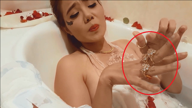 Riêng về cô bạn gái tin đồn của Kenny Sang, nhân vật này vừa xuất hiện đã lập tức tạo ra những cuộc tranh cãi, bình phẩm chưa có hồi kết trên mạng xã hội. "Noi theo" Kenny Sang cách thức để khiến cho bản thân mình nổi tiếng, cô gái có nickname là Thảo Đôla này cũng liên tục có những video, status khoe mẽ về việc bản thân sở hữu những món đồ có giá trị đến hàng trăm tỷ đồng. Mới nhất, Thảo Đôla đăng video nằm trong bồn tắm, tay đeo đầy "nhẫn kim cương" và liên mồm khẳng định sự giàu có của mình.