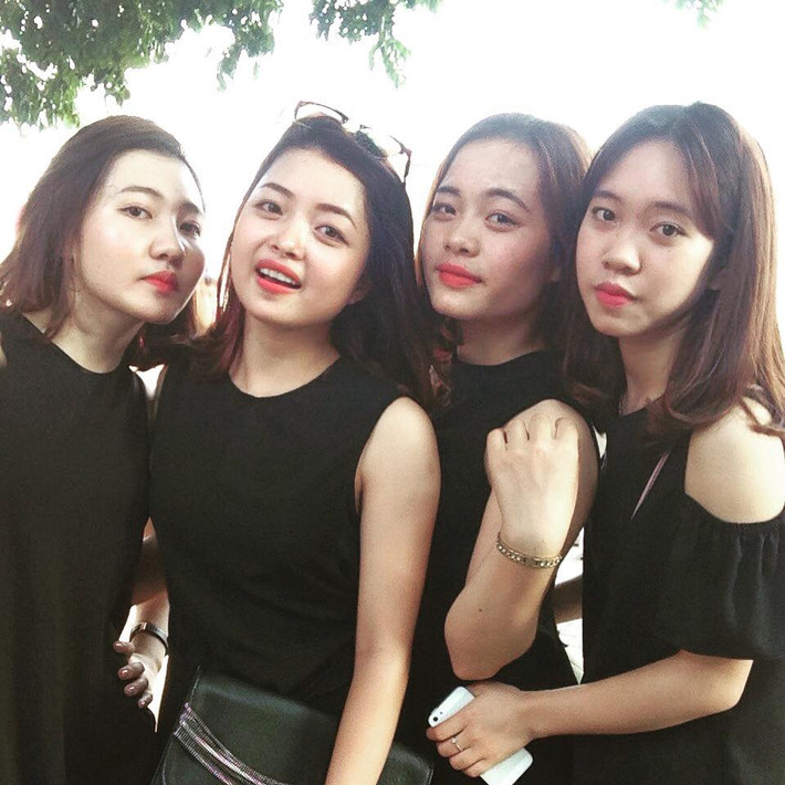 Ngoài Ngọc Chi (thứ 2 từ trái sang), trong dàn bê tráp đang gây sốt mạng Việt còn có Thùy Trang, Minh Hằng, Lan Chi, Mai Chi... theo thông tin từ những người bạn của cô dâu trong đám hỏi thì các cô gái trẻ này đều là sinh viên Đại học Văn hóa Nghệ thuật Quân đội.