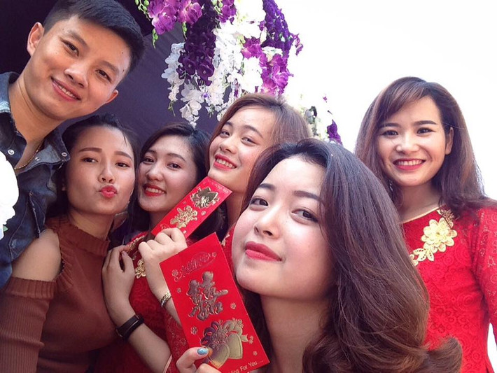 Sau khi đoạn clip được lan truyền rộng rãi, nhiều dân mạng Việt đã nhận xét đây là nhóm đỡ tráp dễ thương nhất quả đất. Không xinh đẹp quá lung linh như các hot girl nổi tiếng nhưng 5 cô gái mỗi người một vẻ, ai cũng có những nét đẹp, đáng yêu riêng khiến các đấng mày râu phải để mắt đến. Ngoài ra, giọng hát của "ngũ long công chúa" cũng được nhận xét là rất hay, có kỹ thuật và giúp cho không khí của đám cưới hỏi thêm vui vẻ.