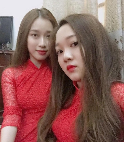 Theo tìm hiểu, 5 cô gái bê tráp xinh xắn này là bạn học cùng trường Đại học Văn hóa Nghệ thuật Quân đội nên dễ hiểu vì sao họ đều có giọng hát khá hay, biết cách luyến láy và lại yêu thích một bài dân ca quan họ như "Khách đến chơi nhà".