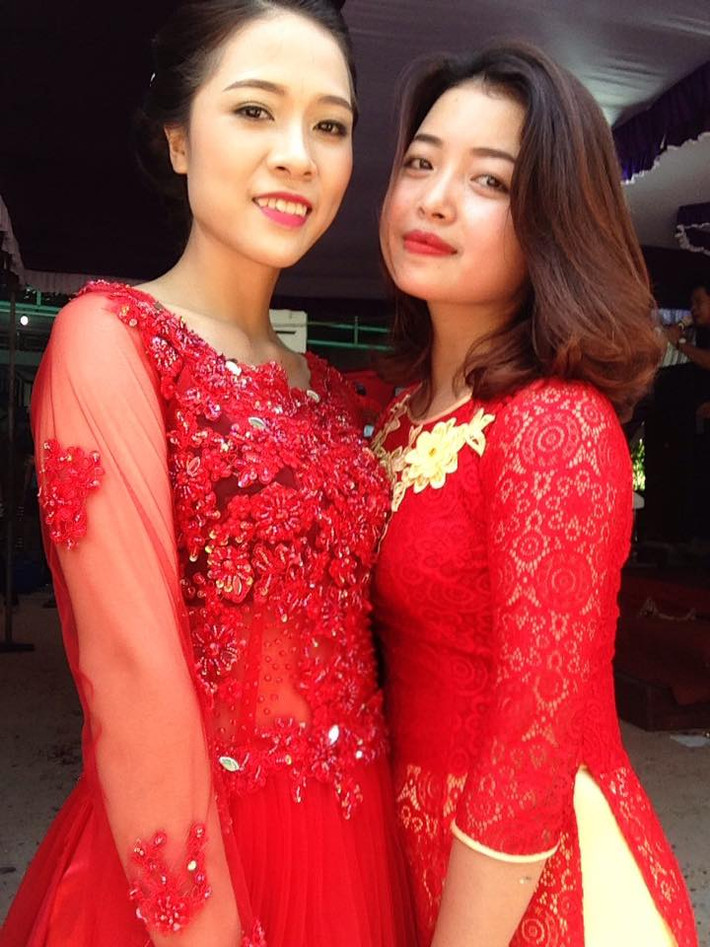 Trên trang cá nhân của mình, cô bạn Ngọc Chi còn chia sẻ rất nhiều những khoảnh khắc vui nhộn của nhóm bạn bê tráp trong đám hỏi vừa qua. Rất nhiều bạn bè đã vào bình luận khen ngợi Chi cùng 4 cô bạn đã khoe giọng hát ngọt ngào của mình và trêu đùa rằng đám hỏi nào có dàn bê tráp nữ đáng yêu, dễ thương và hát hay như vậy thì thật sự có phúc.