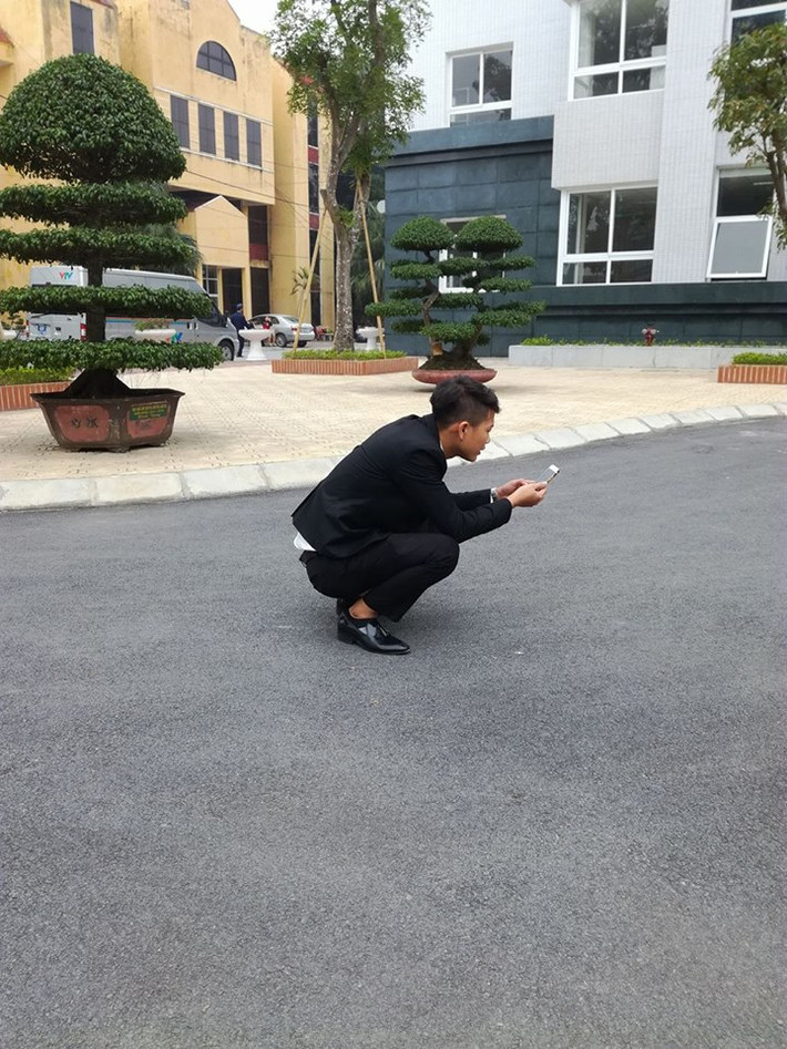 Xét cho cùng, việc chụp ảnh kỷ yếu trước khi ra trường của các bạn sinh viên nên được coi là hành động tự nguyện và cần được đặt tinh thần tập thể lên trước tiên. Việc nghĩ quá nhiều đến lợi ích cá nhân, chăm chăm có ảnh đẹp cho riêng mình của một số các bạn sinh viên có thể phá hỏng một kỷ niệm đẹp của cả lớp.