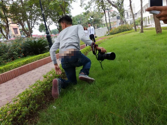 Điều này không chỉ khiến các thành viên trong lớp dễ xảy ra bất hòa mà còn khiến các phó nháy không thoải mái bởi số lượng ảnh họ phải chụp, hậu kỳ và trả lại có thể sẽ vượt xa số lượng ảnh giao kèo từ trước. Không ít các phó nháy đã bực mình ra mặt khi bị hàng chục sinh viên xúm lại giành giật, yêu cầu chụp riêng cho mình.