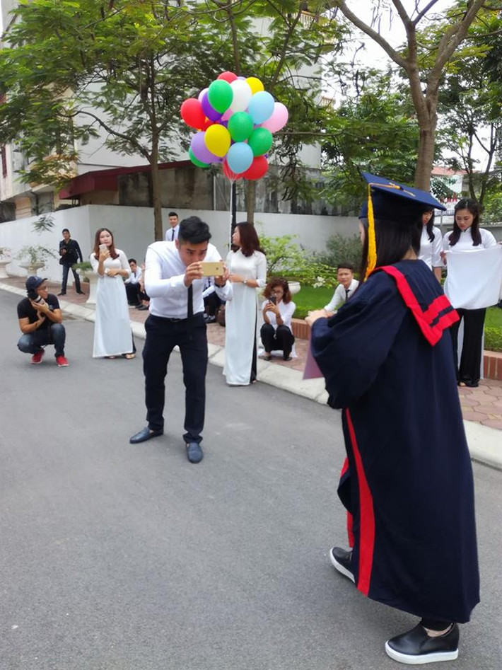 Buổi chụp ảnh kỷ yếu diễn ra thoải mái, chứa đựng nhiều kỷ niệm, tiếng cười sẽ tốt hơn một buổi chụp mang tính chất ép buộc hoặc trở thành "sàn diễn" riêng của một vài cá nhân nào đó. Ảnh trong bài: Hoàng Điệp.