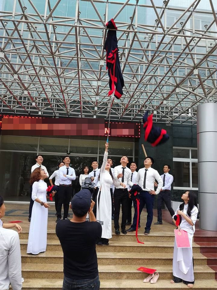Đã có không ít trường hợp do mâu thuẫn của các thành viên lớp trong khi "hò hét" nhau chụp ảnh đã khiến buổi chụp buộc phải hoãn lại. Ngoài những điều kể trên, hậu trường chụp ảnh kỷ yếu còn có khá nhiều sự cố, chúng xảy ra một cách rất tình cờ, khó lường trước và chủ yếu là trong những lúc cả ekip đang cố gắng tạo ra những tấm hình độc. Chuyện các sinh viên bị ngã, để bị rách hoặc mất quần áo kỷ yếu thường xuyên xảy ra nếu như thiếu sự cẩn trọng.