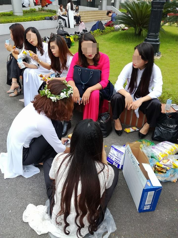Các lớp đại học, cao đẳng ở Việt Nam thường có số lượng sinh viên, học viên khá lớn, trung bình từ 50 người trở lên nên việc chuẩn bị trang phục trước khi chụp ảnh kỷ yếu thực sự rất vất vả. Một số lớp không thuê trọn gói các dịch vụ chụp kỷ yếu có bao gồm phí thuê trang phục nên các thành viên trong lớp phải tự tìm mua hoặc mượn áo dài, áo vest, cà vạt, áo cử nhân từ nhiều ngày trước đó.