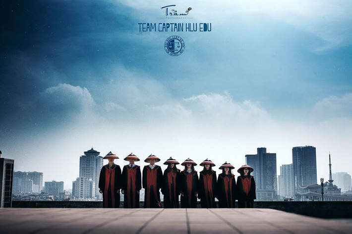 Ngoài chụp cùng cả lớp, chụp riêng từng cá nhân thì cùng nhóm bạn thân của mình tìm một phó nháy có phong cách đặc biệt để hợp tác cũng là một sự lựa chọn không tồi, khá phổ biến của các bạn sinh viên trong mùa chụp ảnh kỷ yếu này. Cái hay của kiểu chụp kỷ yếu theo nhóm chính là việc bạn có thể cùng với những "chiến hữu" thân thích của mình quậy tưng bừng trong bộ ảnh lưu giữ kỷ niệm. Mọi thứ đều trong tầm tay và sự sáng tạo của bạn mà không bị phụ thuộc và ý kiến thống nhất của một lớp có đến hàng chục thành viên. Ảnh trong bài: Trầm Photography - Nguyễn Khắc Thế.
