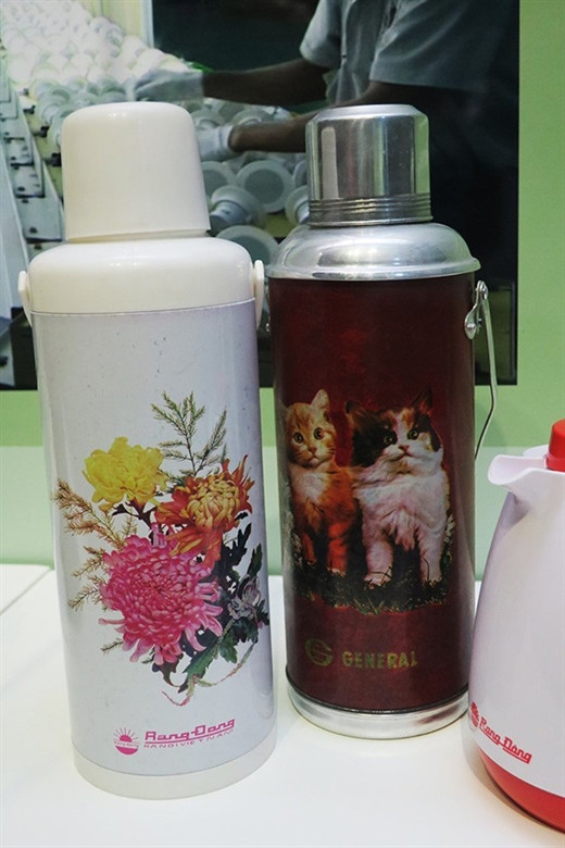 Phích nước Rạng Đông ngày đó luôn là lựa chọn số 1 để mừng quà cưới. Đám cưới nào cũng nhận được quà là những chiếc phích này của họ hàng người thận.