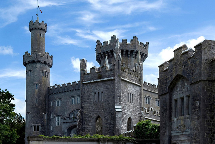 Lâu đài Charleville (Ireland): Nơi đây sở hữu thiết kế kiến trúc tuyệt đẹp, đặc trưng cho nền quân chủ của châu Âu. Tuy nhiên, nó cũng được cho là một trong những địa điểm bị ma ám và đáng sợ nhất châu Âu. Rất nhiều báo cáo cho rằng họ đã nhìn thấy hồn ma xuất hiện sau các bức tường - đặc biệt là linh hồn của một cô gái trẻ tên là Harriet, có kết cục bi thảm trong tai nạn ở một trong những cầu thang chính của lâu đài.