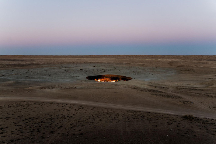 Cổng địa ngục (Turkmenistan): Ở Turkmenistan, một đất nước vùng Trung Á, tồn tại một "Cổng địa ngục” luôn rực lửa suốt ngày đêm. Chiếc lỗ tử thần này giống với đường giao thông giữa mặt đất và thế giới bên kia. Nguồn gốc của chiếc hố không được tuyên bố rõ ràng, tuy nhiên lửa trong hố được cố ý đốt cháy bởi các nhà khoa học, nhằm loại bỏ những khí độc hại từ tâm của nó.