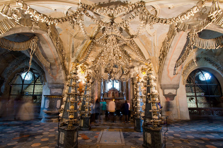 Nhà thờ Sedlec Ossuary (Cộng hoà Czech): Nhà thờ này là một trong số các điểm tham quan được viếng thăm nhiều nhất ở Cộng hòa Czech. Sedlec Ossuary là nơi lưu giữ các bộ xương của hơn 70.000 người. Nhiều phần trong số đó đã được sử dụng để trang trí khéo léo phần bên trong khối kiến trúc Gothic này, tạo nên vẻ đẹp kỳ lạ và rùng rợn của một địa điểm tâm linh.