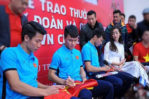 Tuy còn trẻ tuổi nhưng tiền vệ Quang Hải đã có những suy nghĩ khá sâu sắc và thấu đáo, cũng có thể vì thi đấu xa nhà nên tâm tư của anh chàng lúc nào cũng hướng về gia đình, bố mẹ. Nhiều khán giả đã tỏ ra vô cùng cảm động khi nghe anh tâm sự, Hải cho biết, anh xa nhà từ năm 9 tuổi, thời gian ở bên gia đình rất ít, đặc biệt khi tham gia thi đấu, có khi 2-3 tháng mới được trở về.