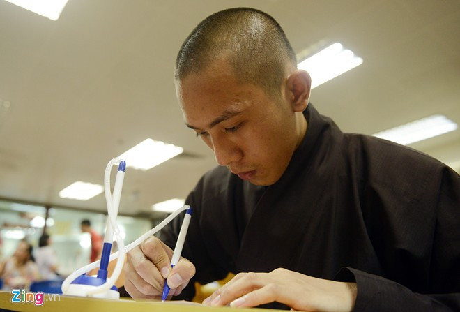 Viện huyết học và truyền máu Trung ương đã thông báo và đặt nhiều điểm tiếp nhận hiến máu nhân đạo trên toàn địa bàn Hà Nội, tại các trường đại học và nơi công cộng. Tuy nhiên, sáng nay nhà sư - thế danh Nguyễn Văn Tuấn (19 tuổi, học viên trường Trung cấp Phật học - Bắc Ninh) đã cất công sang sân bay Nội Bài để hiến máu nhưng không tìm thấy trung tâm đón tiếp.