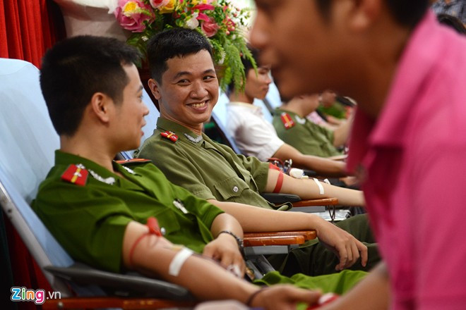 Quá trình máu hiến tặng đến được với người bệnh cần trải qua nhiều bước như tiếp nhận, sàng lọc, bảo quản, vận chuyển, truyền nhận và thậm chỉ cần có cả truyền thông vận động. Do đó chi phí cơ bản để một đơn vị máu đến được người bệnh mất tới 2 triệu đồng. Người nhận máu chỉ phải trả từ 430.000-810.000 đồng cho một đơn vị theo bảng giá của Bộ Y tế, số tiền còn lại do nhà nước bù lỗ.