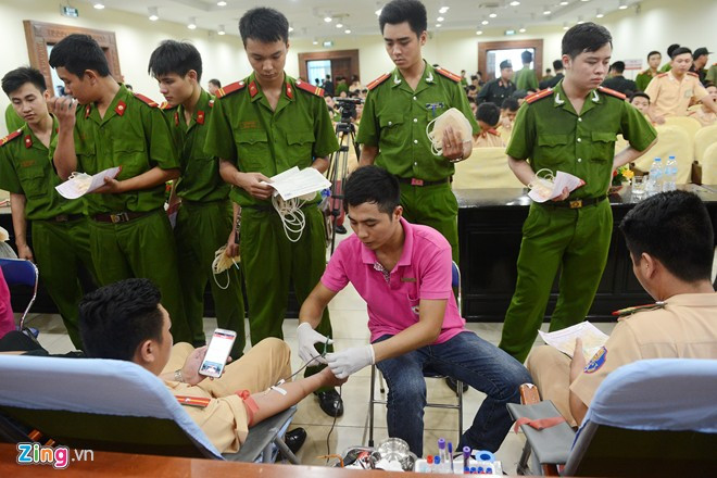 Hai ngày thứ bảy và chủ nhật này sẽ là cao điểm tiếp nhận máu tình nguyện tại tất cả các điểm lưu động cũng như tại Viện. Các y bác sĩ phải làm việc liên tục trong một tuần nay gần như không ngơi nghỉ.