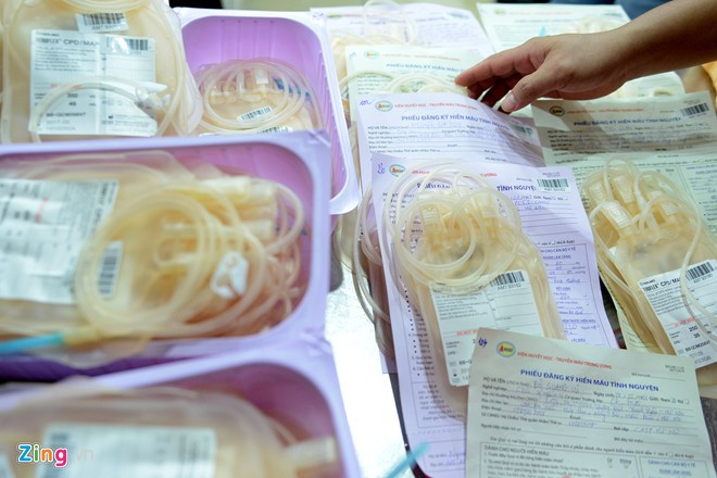Mỗi chiến sĩ đảm bảo sức khoẻ sau khi kiểm tra sàng lọc sẽ được phát một bộ lấy máu riêng.