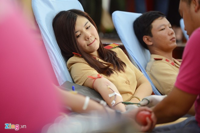Thượng sĩ Nguyễn Thị Kim Anh (phòng Cảnh sát giao thông, Công an TP Hà Nội) cảm thấy khá hồi hộp khi lấy máu dù đã ba lần tham gia hoạt động ý nghĩa này.