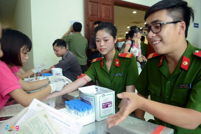 Nhiều nữ cảnh sát cũng tham gia cuộc vận động này. Số lượng chiến sĩ tham gia hiến máu chứng tỏ các đoàn viên thanh niên trẻ mặc áo lính luôn là những người xung kích đi đầu trong các phong trào, hoạt động tình nguyện, giúp đỡ nhân dân.