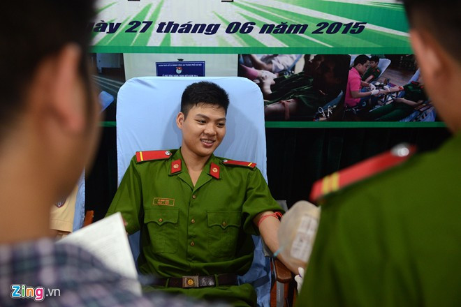 Đây là lần thứ hai hạ sĩ Lê Đình Tân ( Đội nghi lễ PK20, Công an TP Hà Nội) tham gia hiến máu. Anh cảm thấy hạnh phục khi được đóng góp vào cuộc vận động chia sẻ giọt máu cứu người đang được cả xã hội hưởng ứng tham gia.