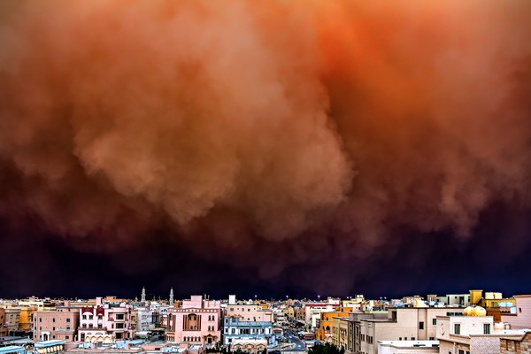Do Kuwait thường xuyên phải hứng chịu những cơn bão cát khổng lồ, tầm nhìn bị hạn chế trong bán kính 500m nên sân bay quốc tế ở Kuwait rất hay phải đóng cửa.