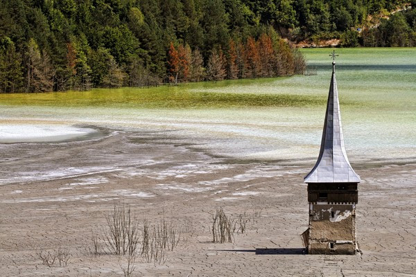 Bức ảnh này ghi lại những gì còn sót lại ở một ngôi làng ở Gemania thuộc dãy núi Apuseni ở Romania. Hơn 400 gia đình đã sơ tán khỏi ngôi làng do chất thải của các mỏ đồng được khai thác gần đó.