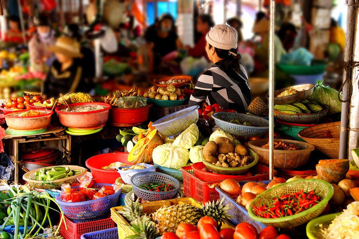 Du khách có thể chọn tất cả các loại sản phẩm tươi lạ từ thị trường địa phương (Ảnh: Steve Estvanik).