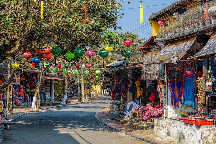 Du khách có thể thoải mái mua sắm ở Hội An (Ảnh:CCinar).