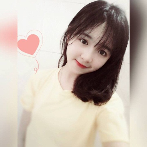 Cô bé hot girl tiểu học ngày nào hiện vẫn luôn nổi bật với đôi mắt to tròn, chiếc răng khểnh và một nụ cười rất duyên. Tuy nhiên để so sánh với trước đây, thật sự rất khó nhận ra Huyền Châu chính là cô bé mới học lớp 9, mặc áo dài, dáng người bé xinh và có vẻ ngoài rất nhí nhảnh ngày nào. Được dân mạng quan tâm, khen ngợi nhưng Huyền Châu dường như khá ít để ý đến điều này và muốn dành nhiều thời gian cho việc học tập.